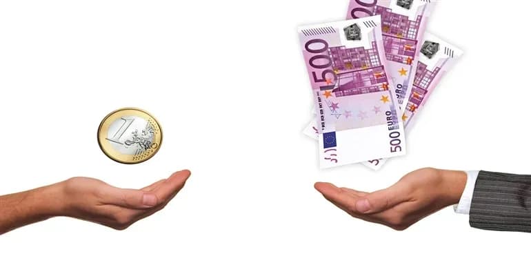 1 Euro Münze und 500 Euro Scheine