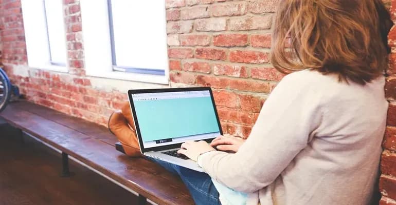 Schülerin mit Laptop